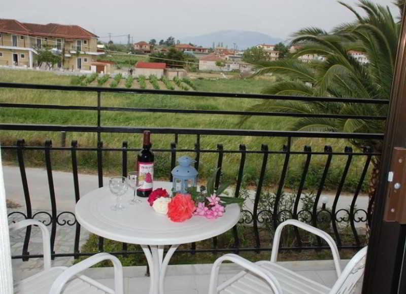 Eleni'S Garden & Castello Suites Alykanas  Esterno foto
